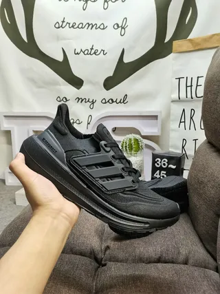 Adidas Ultraboost chaussures de course noires blanches jaunes néon 23