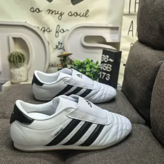 Adidas 白黑 无鞋带 魔术贴 绗缝皮革鞋面 室内足球鞋