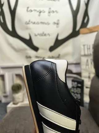 Adidas Chaussures de football intérieur blanches noires sans lacets sangle velcro capuchon orteil matelassé 3