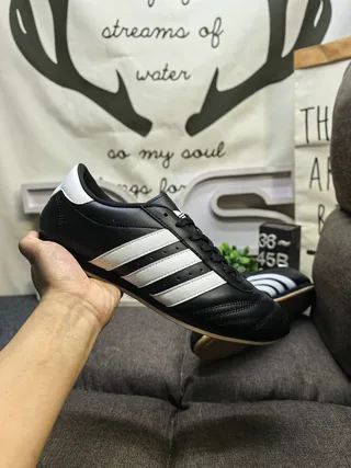Adidas Chaussures de football intérieur blanches noires sans lacets sangle velcro capuchon orteil matelassé 5