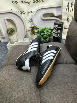 Adidas Chaussures de football intérieur blanches noires sans lacets sangle velcro capuchon orteil matelassé 6
