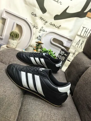Adidas Chaussures de football intérieur blanches noires sans lacets sangle velcro capuchon orteil matelassé 7