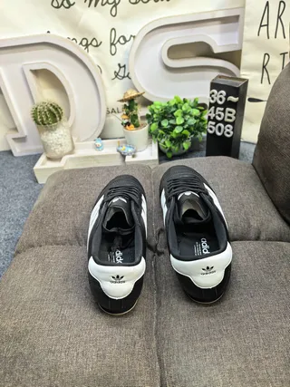 Adidas Chaussures de football intérieur blanches noires sans lacets sangle velcro capuchon orteil matelassé 8