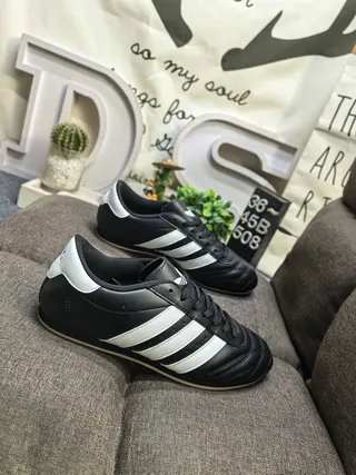 Adidas Chaussures de football intérieur blanches noires sans lacets sangle velcro capuchon orteil matelassé 9