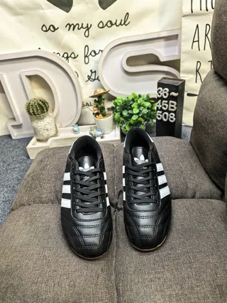 Adidas Chaussures de football intérieur blanches noires sans lacets sangle velcro capuchon orteil matelassé 10