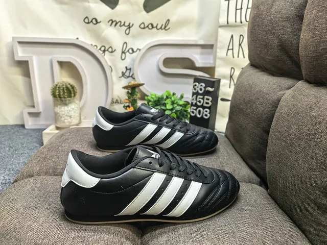 Adidas Chaussures de football intérieur blanches noires sans lacets sangle velcro capuchon orteil matelassé 11
