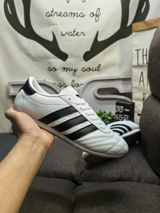 Adidas Chaussures de football intérieur blanches noires sans lacets sangle velcro capuchon orteil matelassé 15