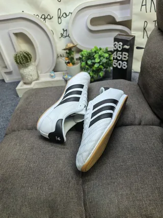 Adidas Chaussures de football intérieur blanches noires sans lacets sangle velcro capuchon orteil matelassé 16