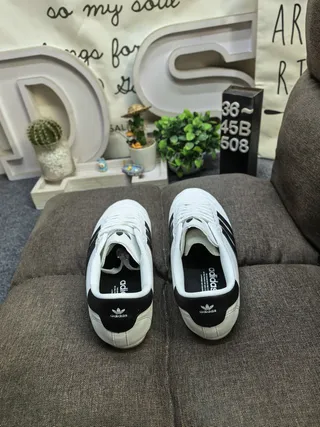 Adidas Chaussures de football intérieur blanches noires sans lacets sangle velcro capuchon orteil matelassé 18