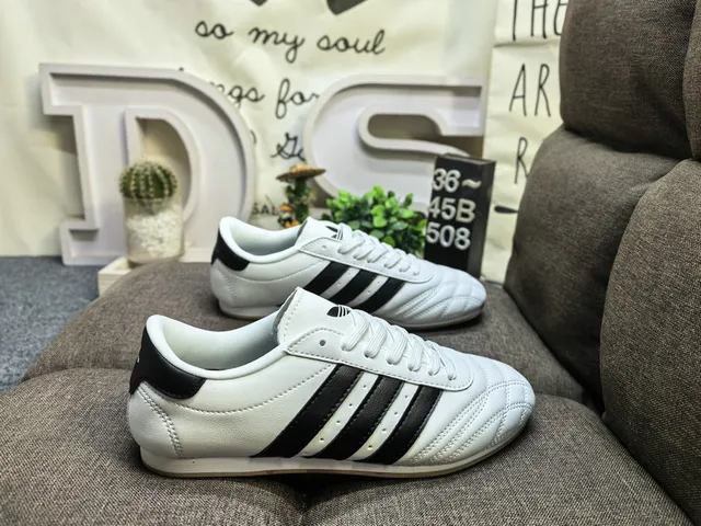 Adidas Chaussures de football intérieur blanches noires sans lacets sangle velcro capuchon orteil matelassé 21