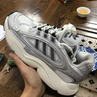 Adidas सफेद भूरा मूर्तिकला मिडसोल मेश एंड सिंथेटिक ओवरले कंस्ट्रक्शन चंकी स्नीकरज़