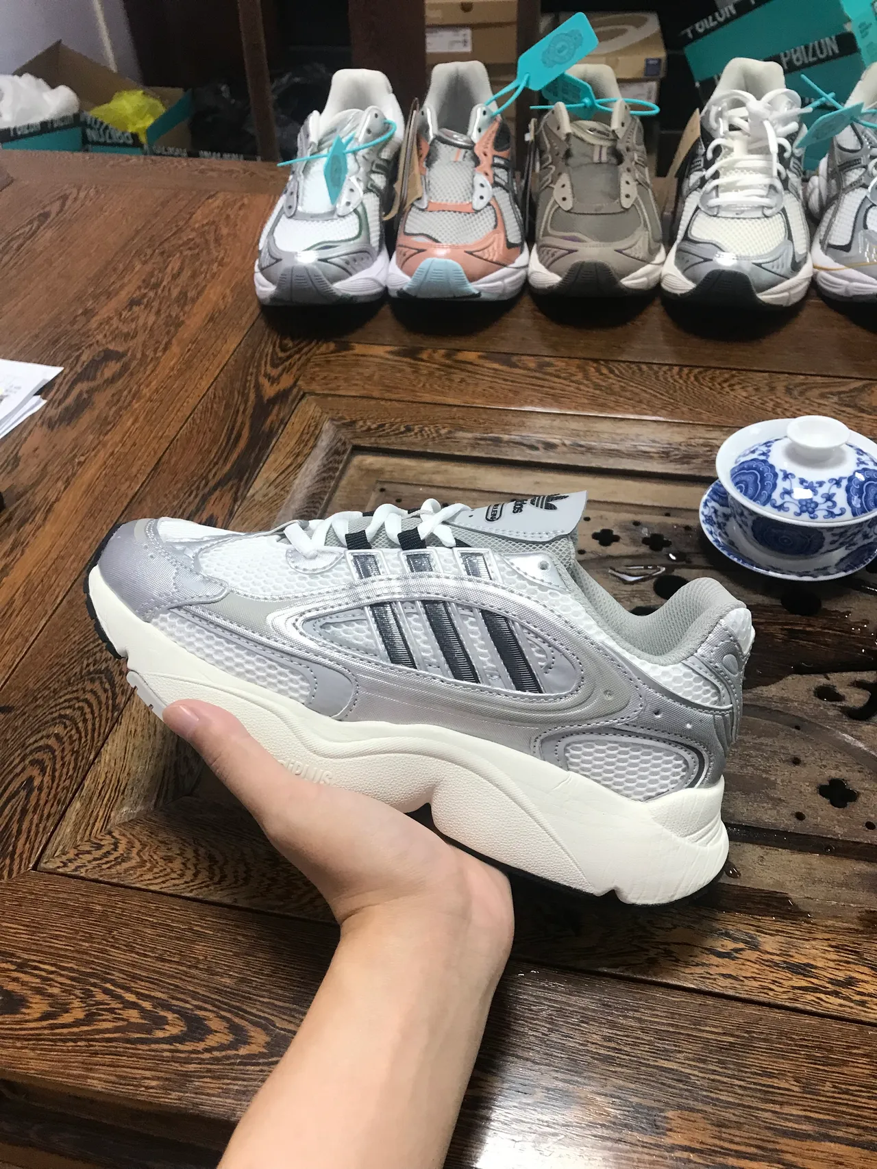 Adidas أبيض رمادي نحت وسط الكعب شبكة وصناعي تغطية بناء حذاء رياضي سميك 2
