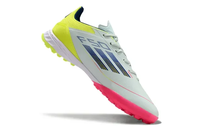 Adidas Chaussures de Football Blanches et Roses Low-Cut avec Upper Synthétique et Studs Coniques Moldés pour Turf 2
