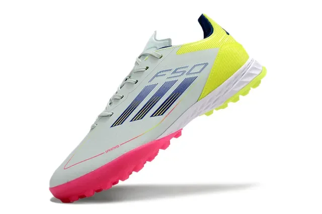 Adidas Chaussures de Football Blanches et Roses Low-Cut avec Upper Synthétique et Studs Coniques Moldés pour Turf 3