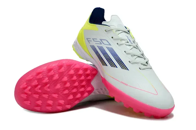 Adidas Chaussures de Football Blanches et Roses Low-Cut avec Upper Synthétique et Studs Coniques Moldés pour Turf 4