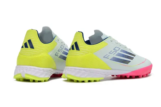 Adidas Chaussures de Football Blanches et Roses Low-Cut avec Upper Synthétique et Studs Coniques Moldés pour Turf 5