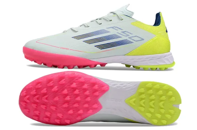 Adidas Chaussures de Football Blanches et Roses Low-Cut avec Upper Synthétique et Studs Coniques Moldés pour Turf 6