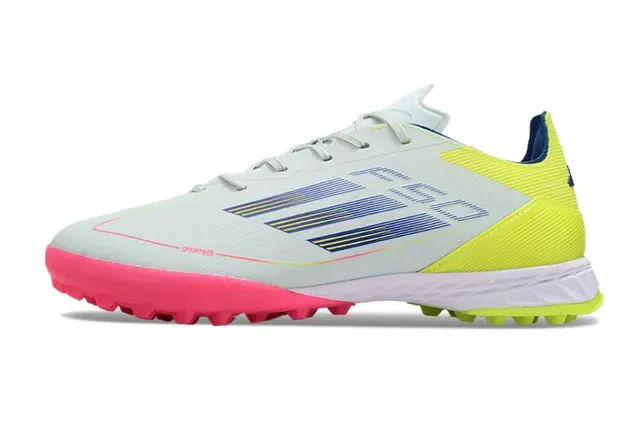 Adidas Chaussures de Football Blanches et Roses Low-Cut avec Upper Synthétique et Studs Coniques Moldés pour Turf 7