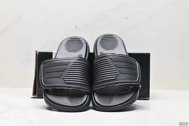 Adidas Yeezy Slide Black Molded Slipper 3
