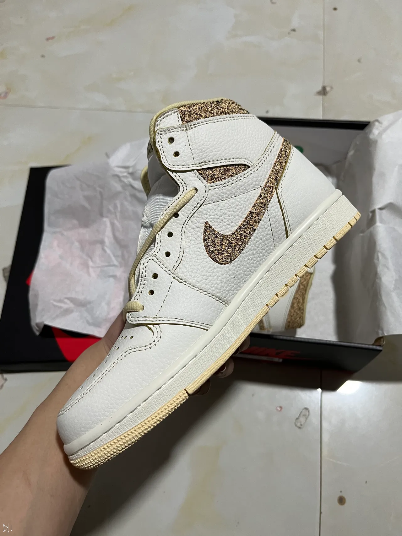 Air Jordan 1 High White Gold Glitter Basketball Shoes 4