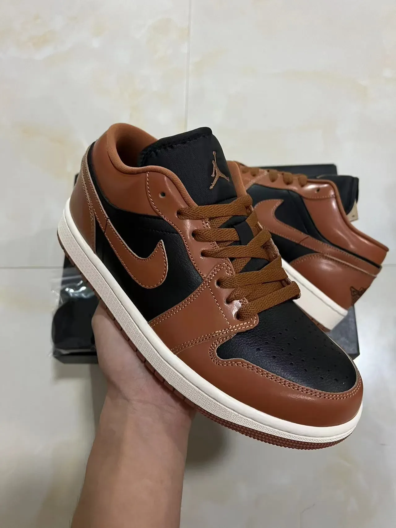 Tênis lifestyle Air Jordan 1 Low marrom e preto 2