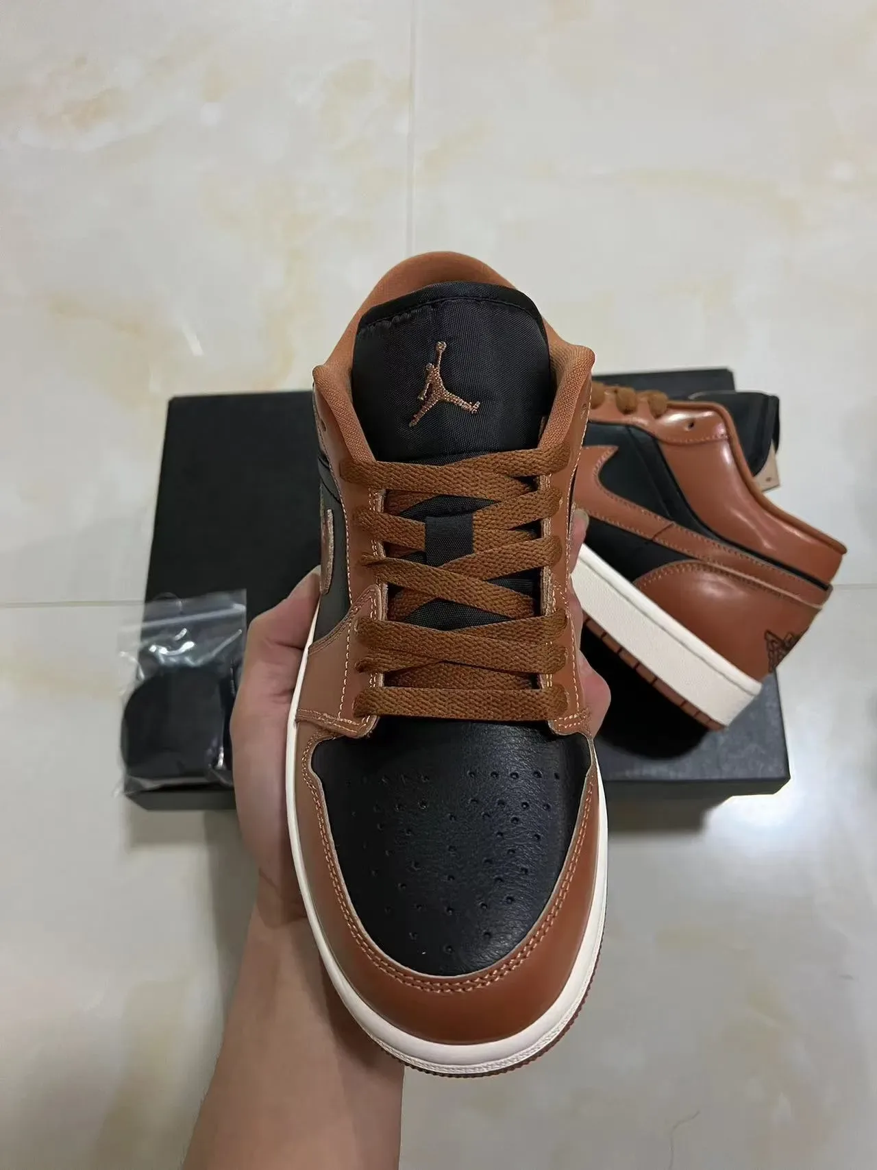 Tênis lifestyle Air Jordan 1 Low marrom e preto 3