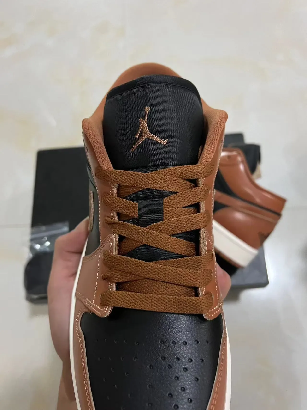 Tênis lifestyle Air Jordan 1 Low marrom e preto 4