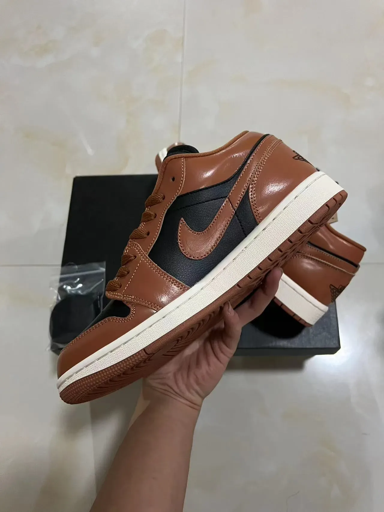 Tênis lifestyle Air Jordan 1 Low marrom e preto 5