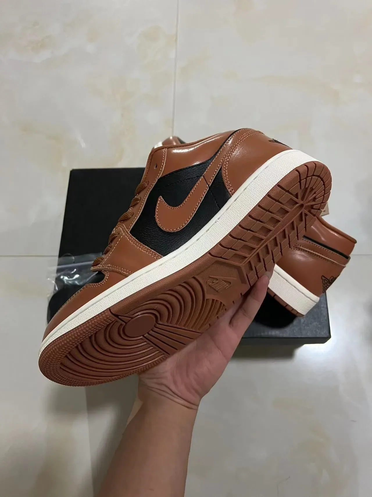 Tênis lifestyle Air Jordan 1 Low marrom e preto 6