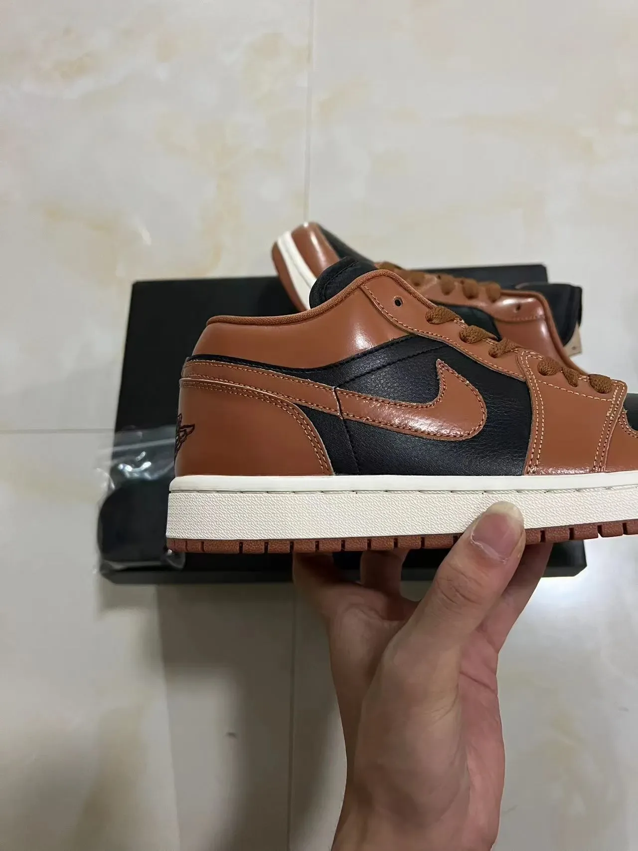 Tênis lifestyle Air Jordan 1 Low marrom e preto 7
