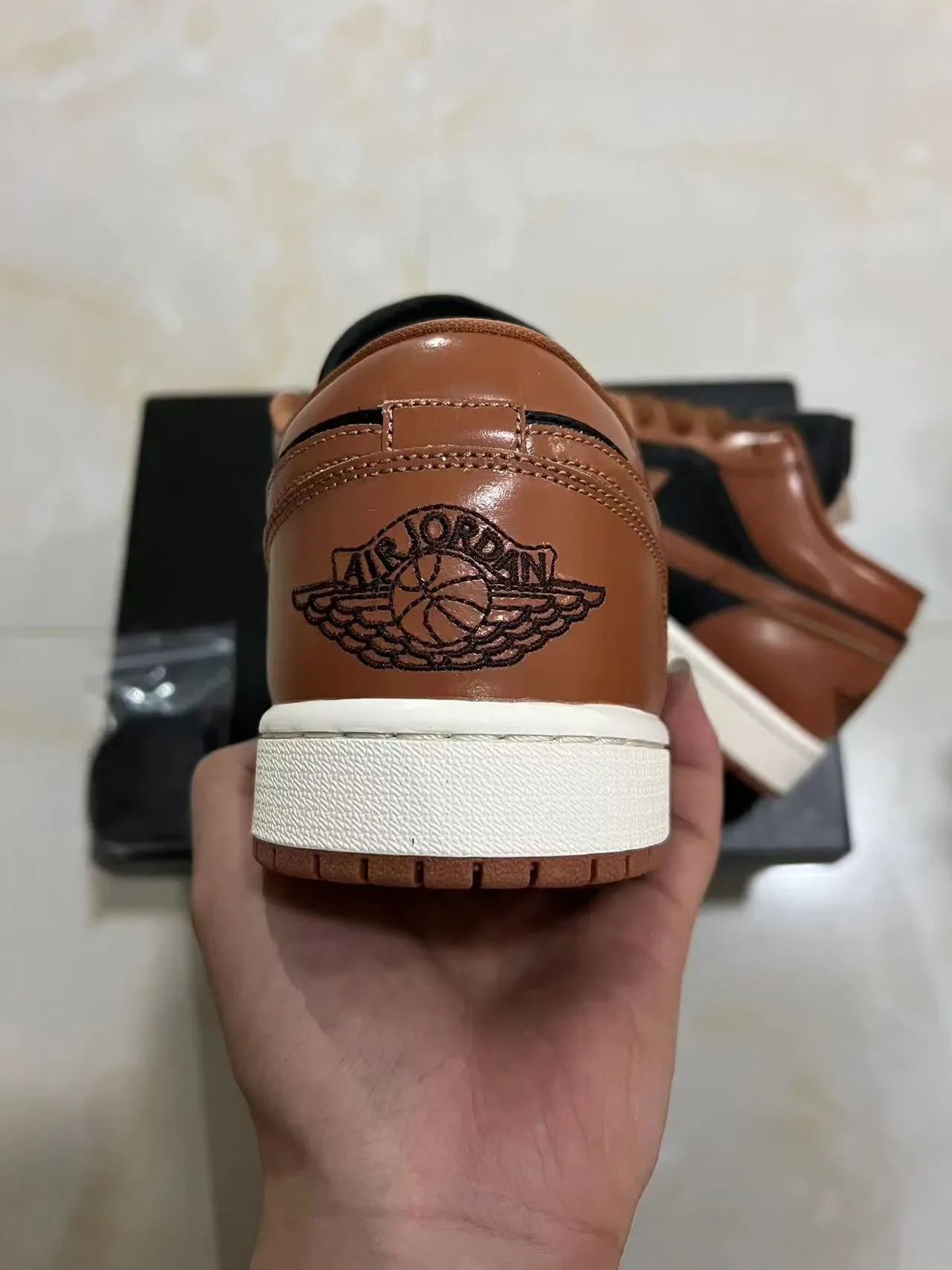 Tênis lifestyle Air Jordan 1 Low marrom e preto 8