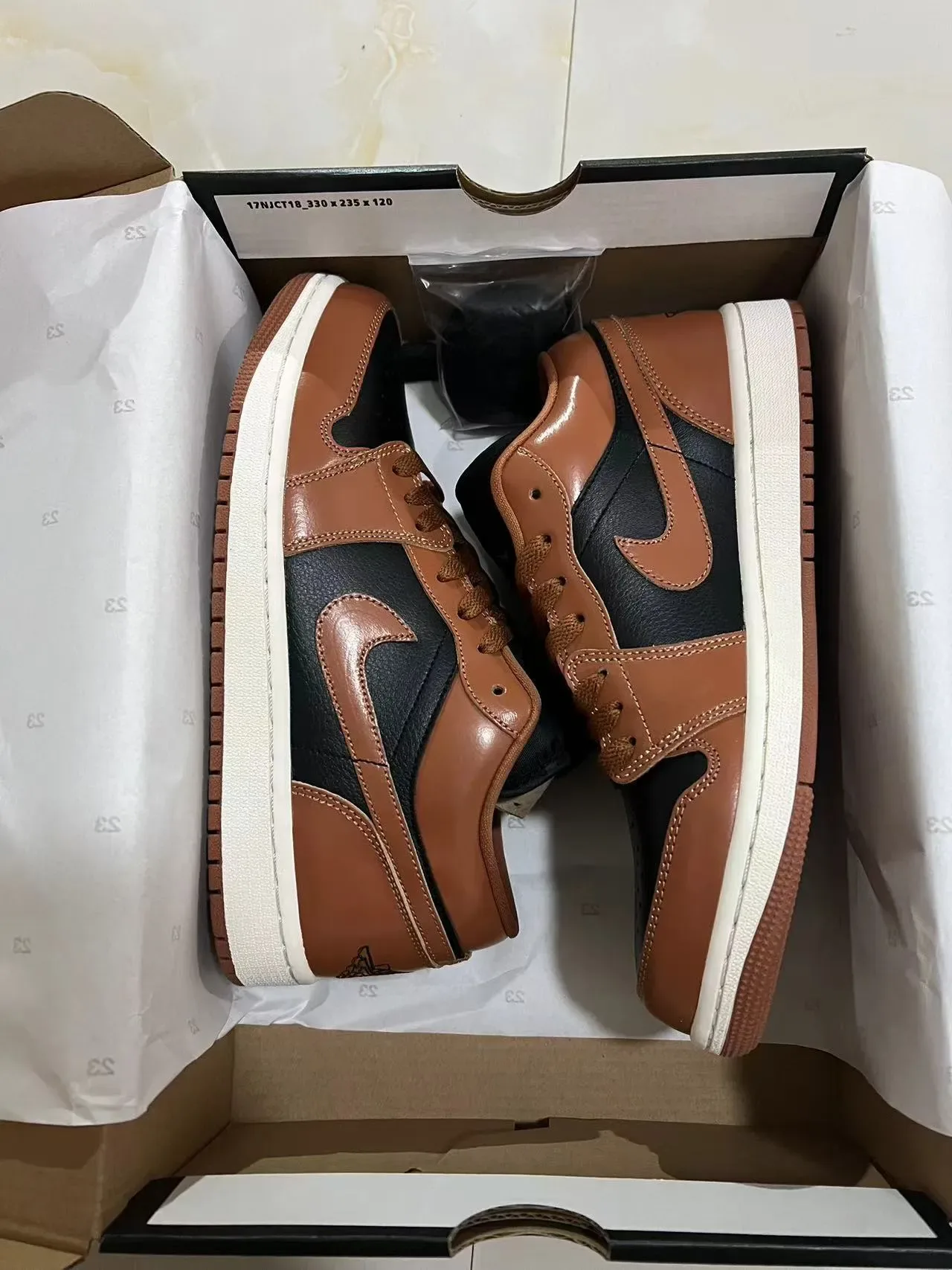 Tênis lifestyle Air Jordan 1 Low marrom e preto 9