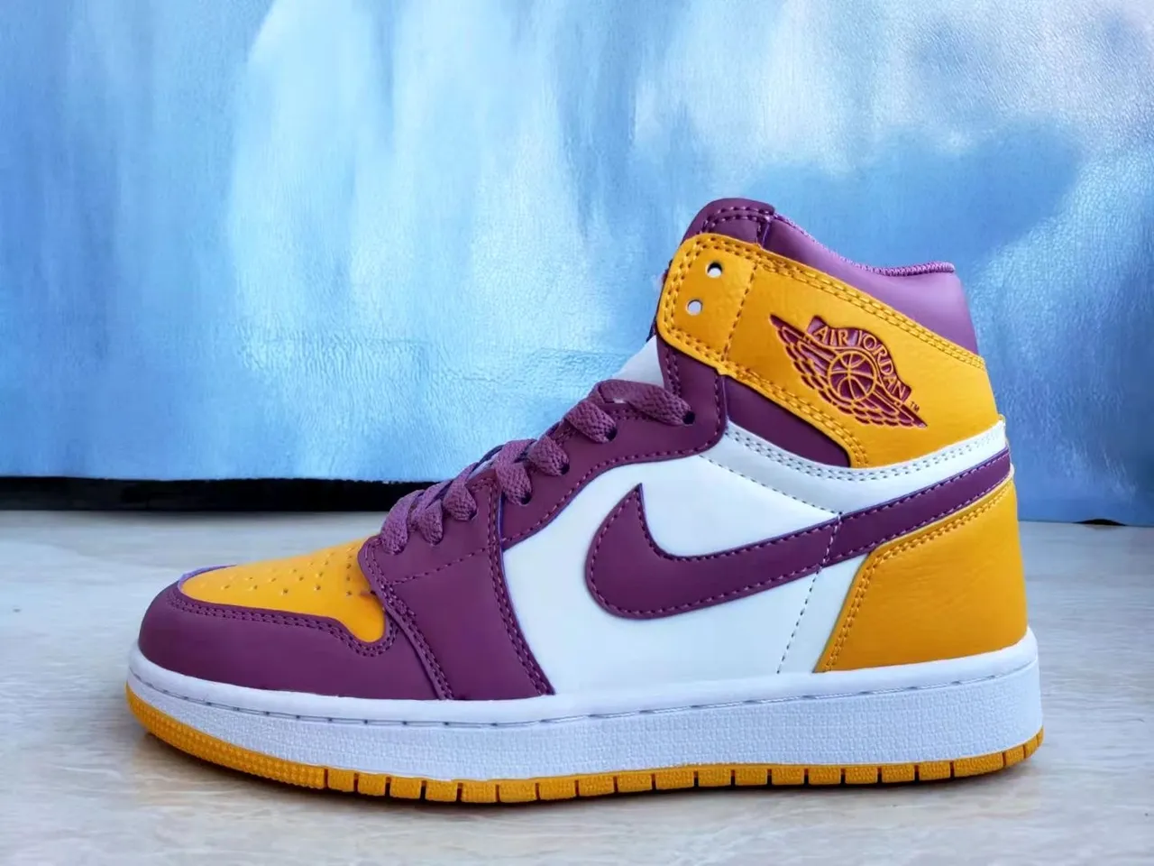 Air Jordan 1 बैंगनी और पीले कलर-ब्लॉक बास्केटबॉल जूते 3