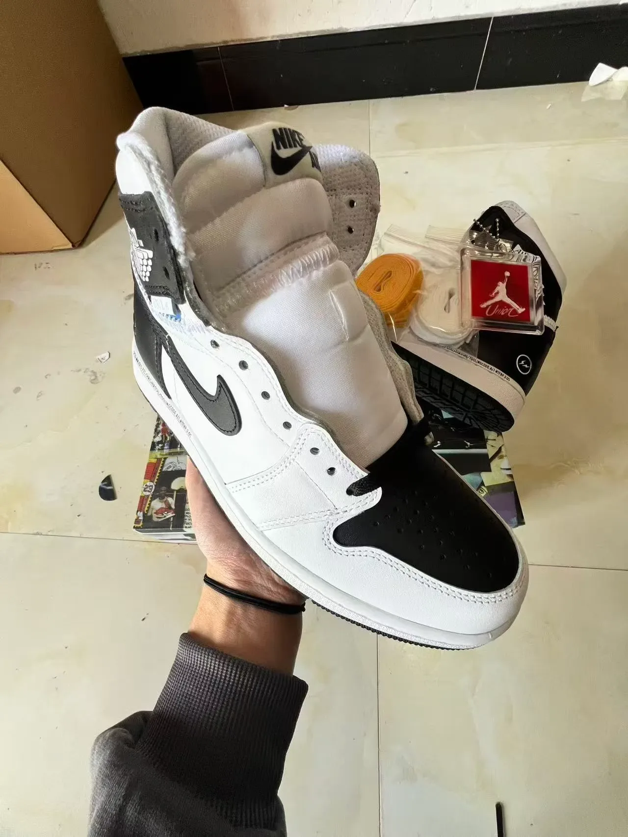Air Jordan 1 Blanc et Noir Chaussures de Basketball 2