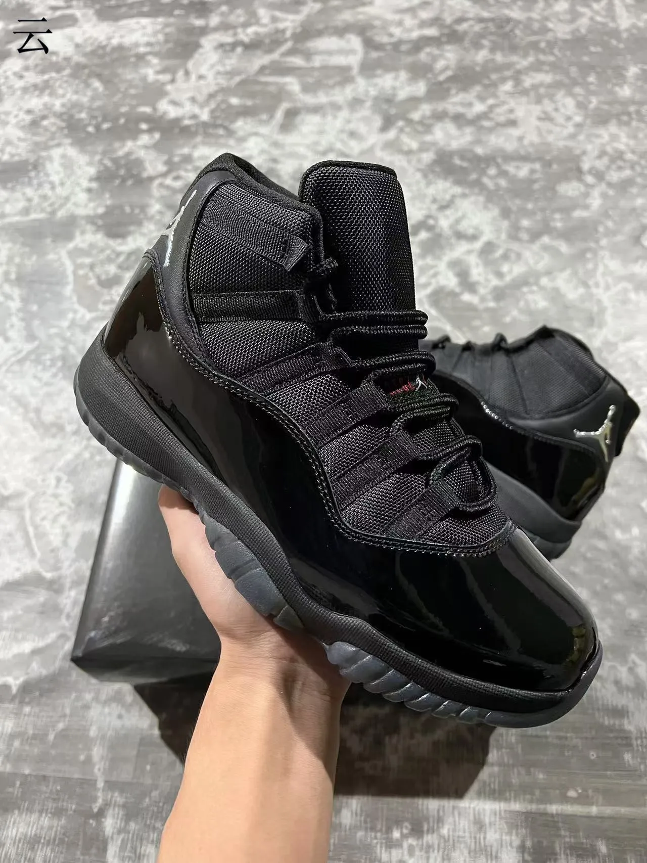 Chaussures de basket-ball Air Jordan 11 en cuir verni noir 2