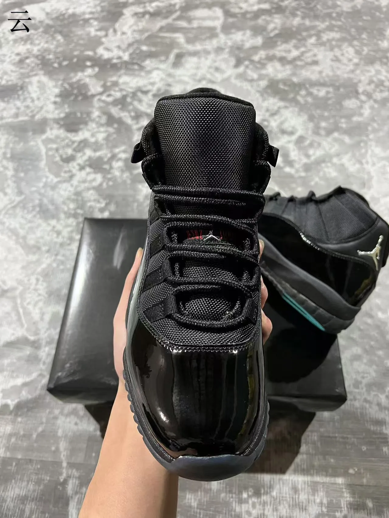 Chaussures de basket-ball Air Jordan 11 en cuir verni noir 3