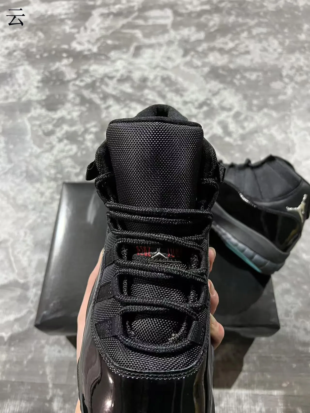 Chaussures de basket-ball Air Jordan 11 en cuir verni noir 4
