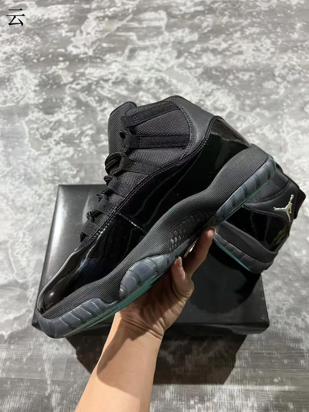 Chaussures de basket-ball Air Jordan 11 en cuir verni noir 5