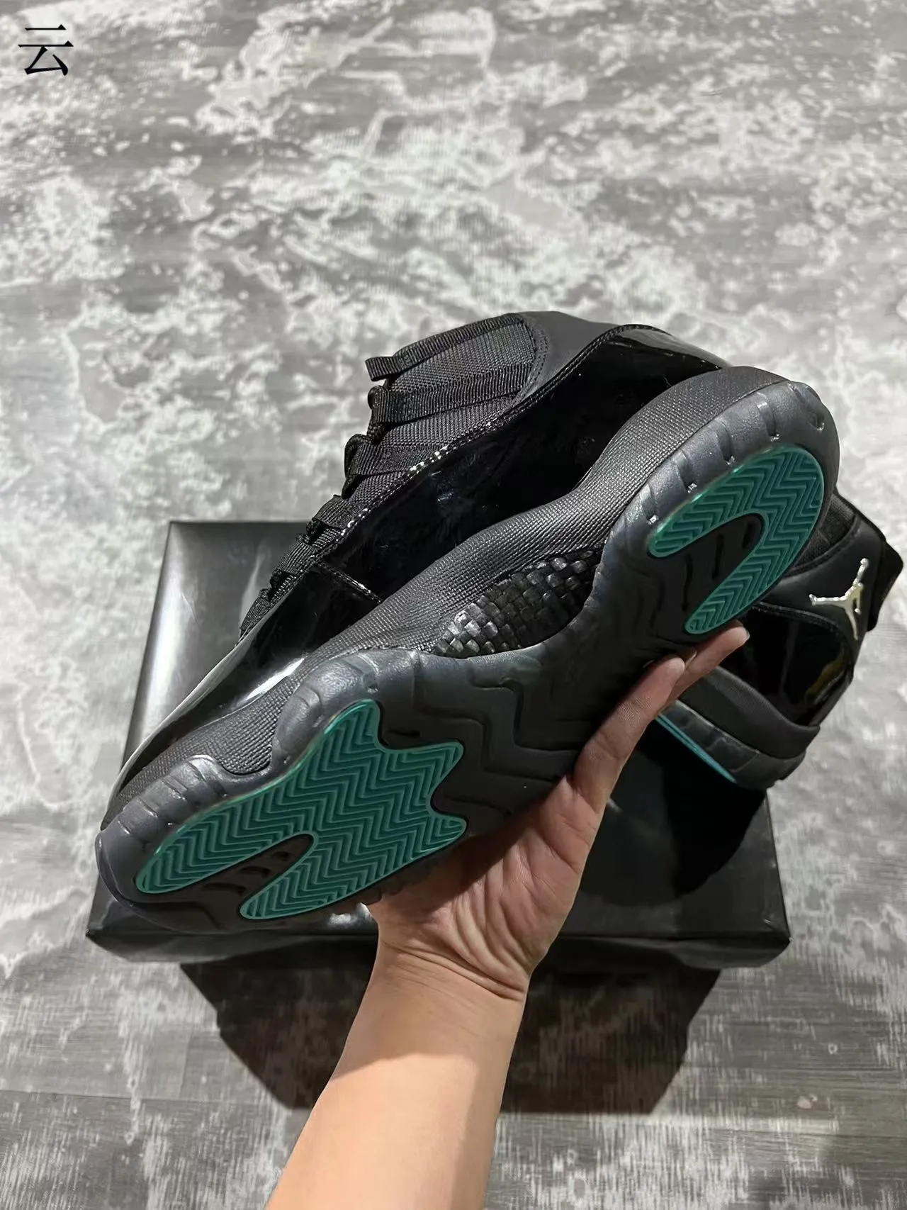 Chaussures de basket-ball Air Jordan 11 en cuir verni noir 6