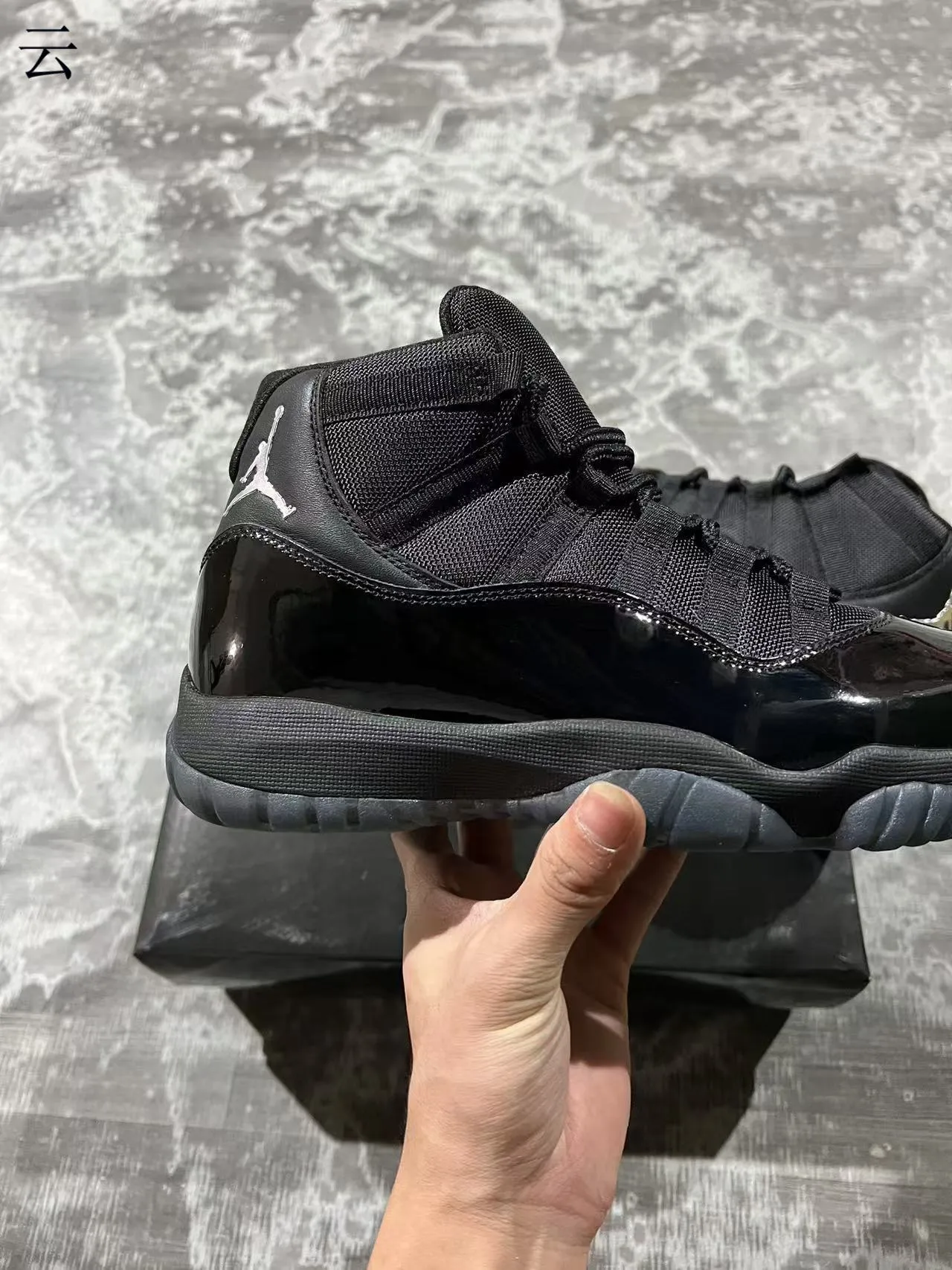 Chaussures de basket-ball Air Jordan 11 en cuir verni noir 7