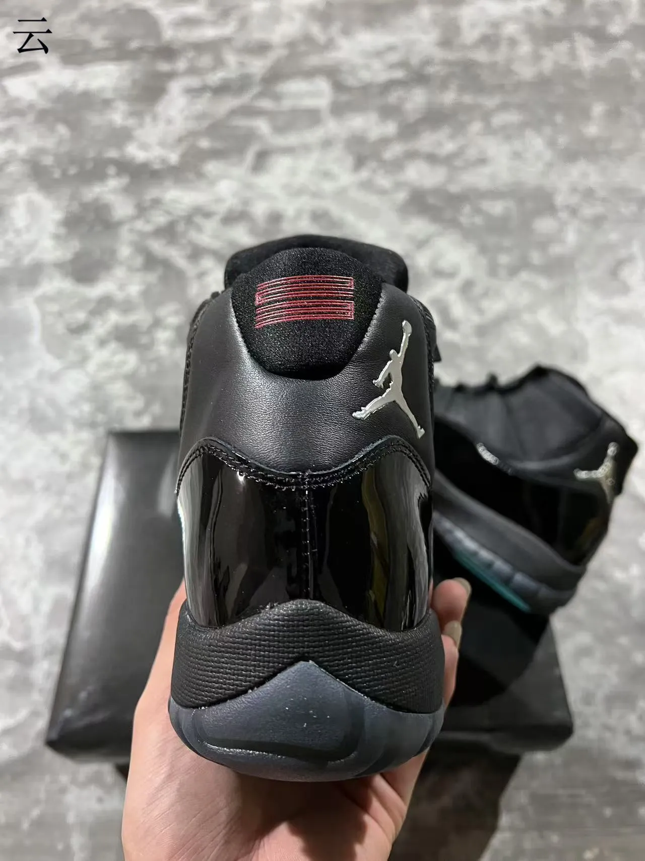 Chaussures de basket-ball Air Jordan 11 en cuir verni noir 8