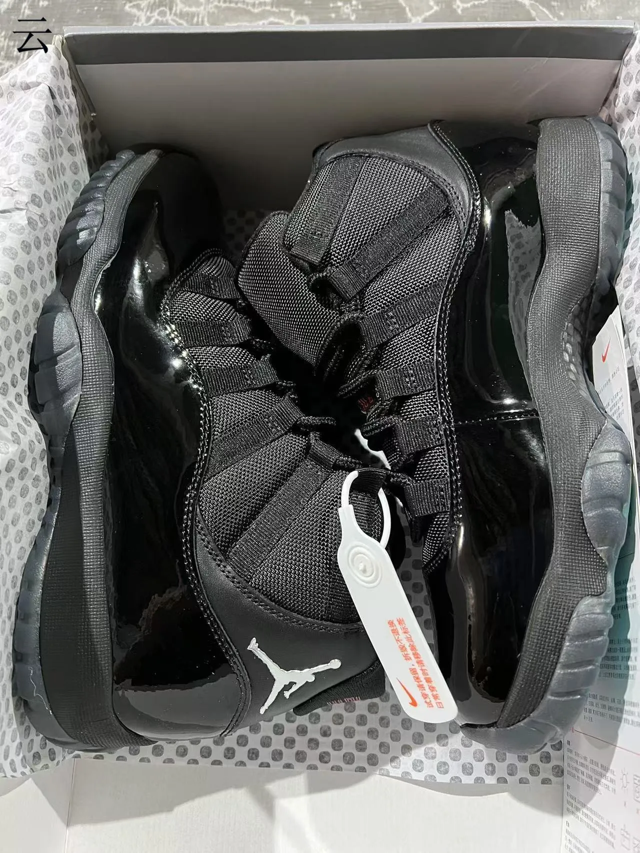 Chaussures de basket-ball Air Jordan 11 en cuir verni noir 9
