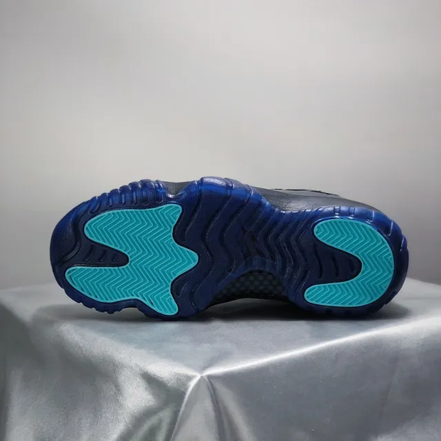 Air Jordan 11 Zapatos de Baloncesto de Cuero Patentado Negro con Suela Azul 4