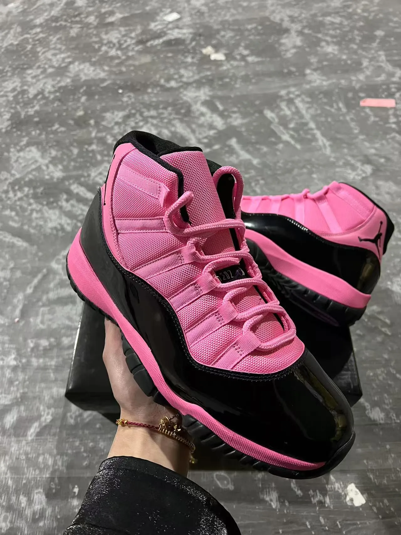 Air Jordan 11 chaussures de basketball roses et noires 2