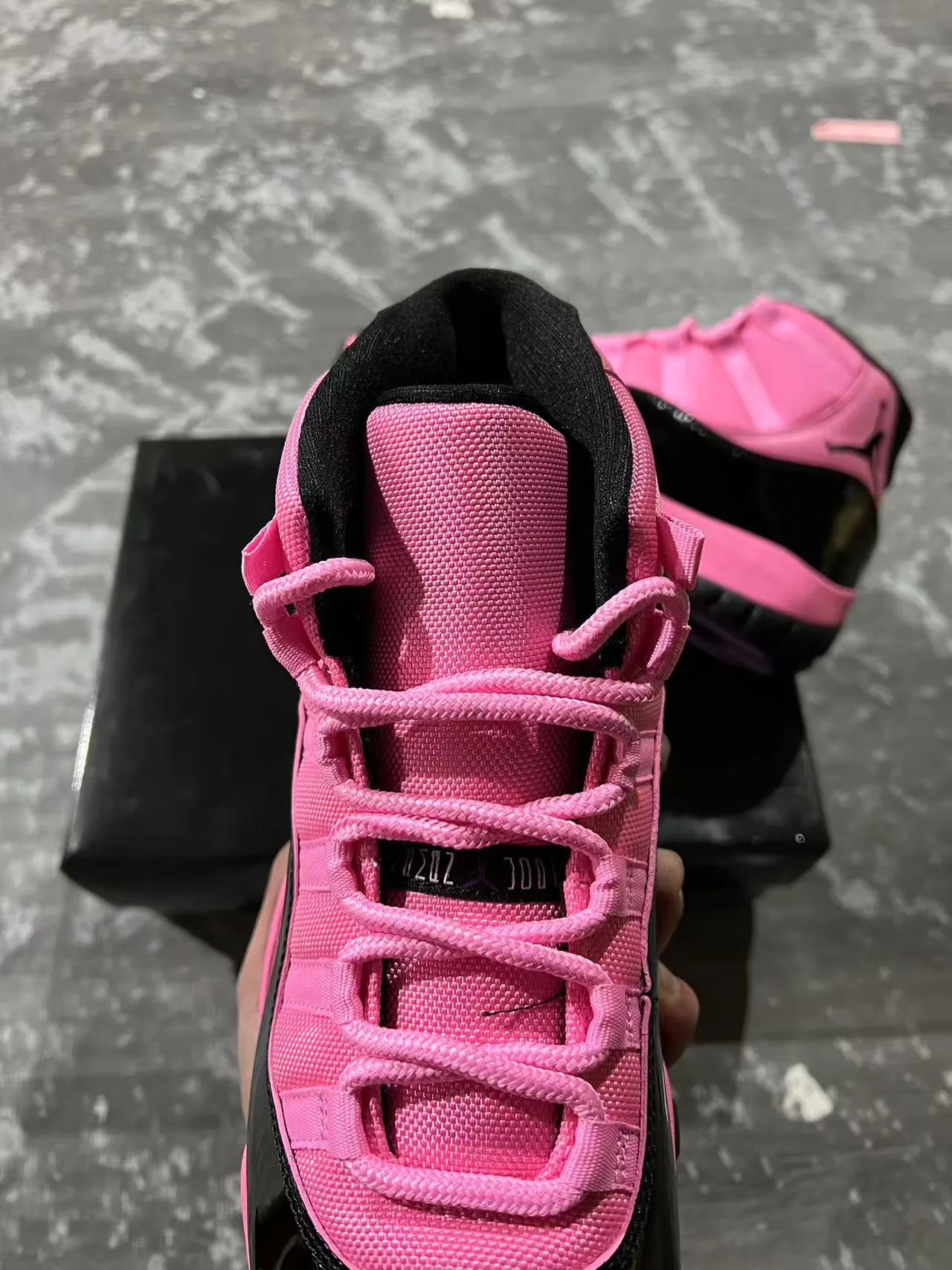Air Jordan 11 chaussures de basketball roses et noires 4