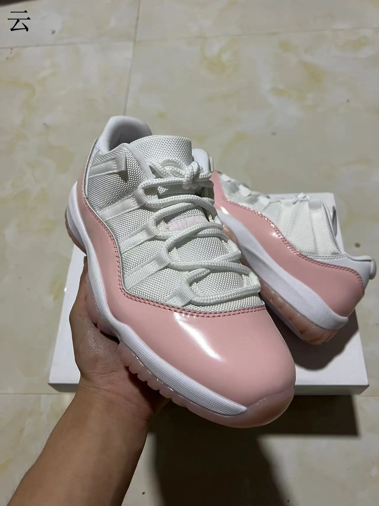 Tênis de basquete Air Jordan 11 de couro envernizado rosa 2