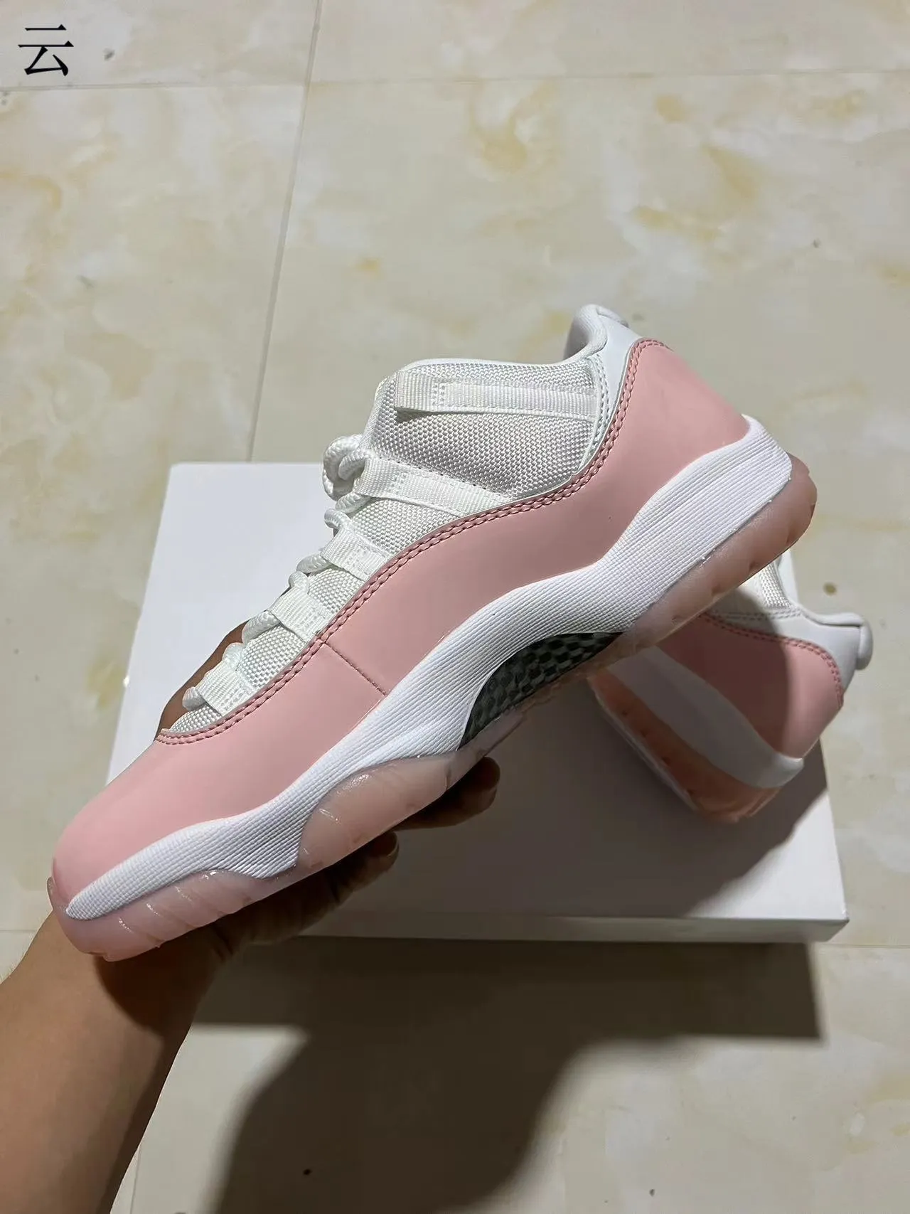Tênis de basquete Air Jordan 11 de couro envernizado rosa 5