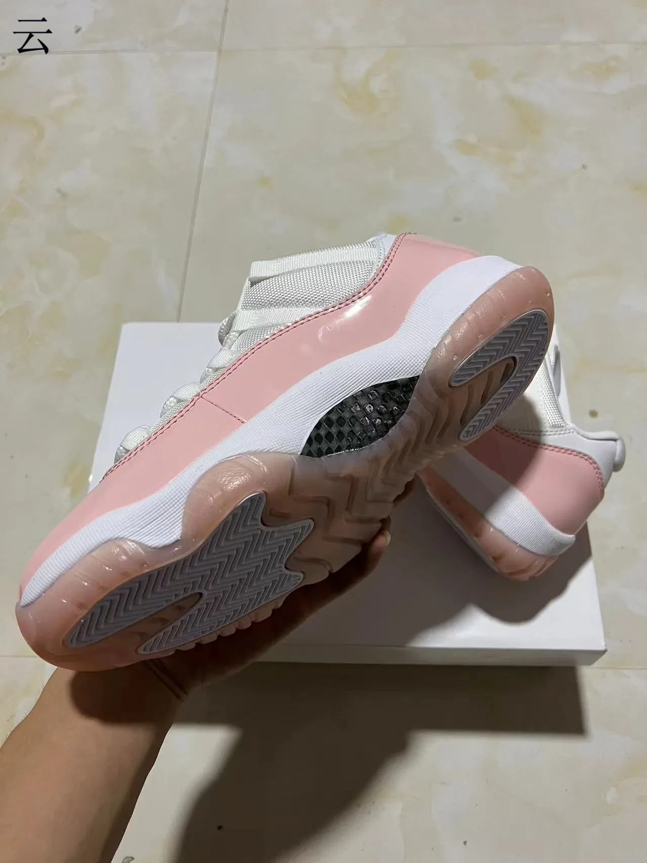 Tênis de basquete Air Jordan 11 de couro envernizado rosa 6