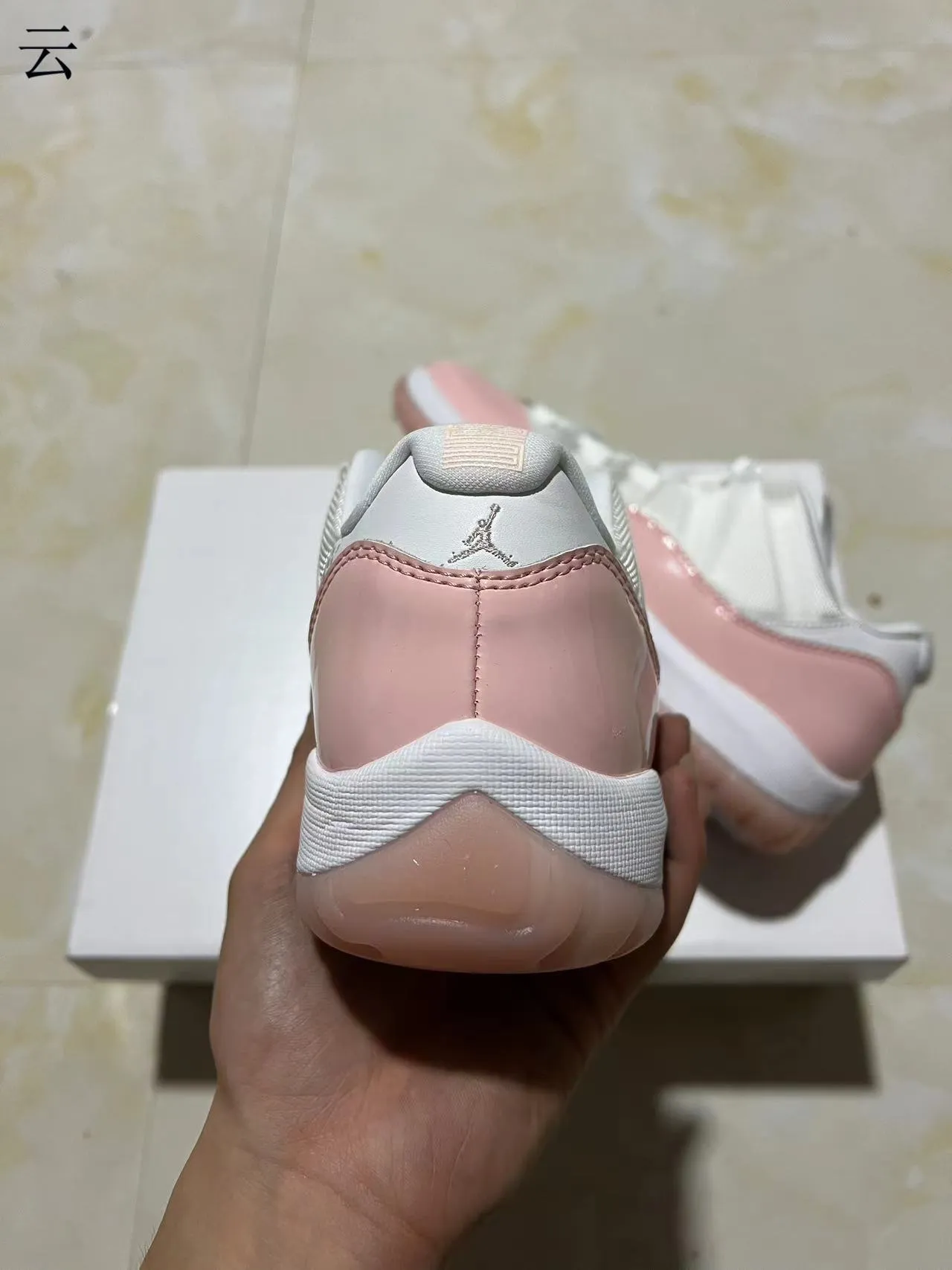 Tênis de basquete Air Jordan 11 de couro envernizado rosa 8
