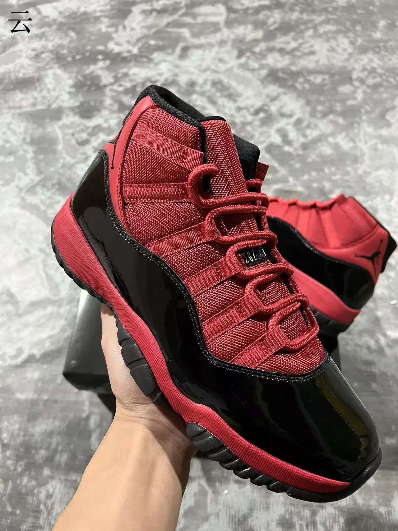 Air Jordan 11 أحمر أسود عالي القمة جلد لامع Mudguard أحذية كرة السلة 2